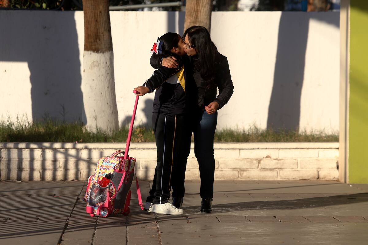 Entusiasma regreso a clases a niños y padres de familia