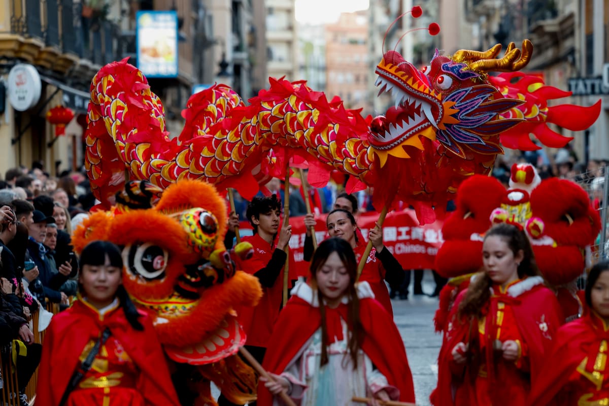 Varias personas participan en las celebraciones del Año Nuevo chino en Valencia. Foto: EFE/ Ana Escobar
