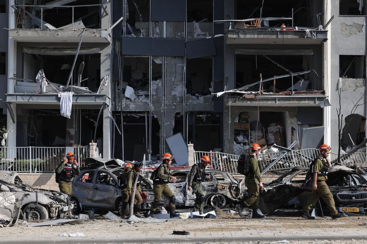Fragmentos de un misil iraní interceptado causaron un incendio en un edificio residencial en Holon, Israel, sin víctimas reportadas. Foto: EFE/EPA/ABIR SULTAN
