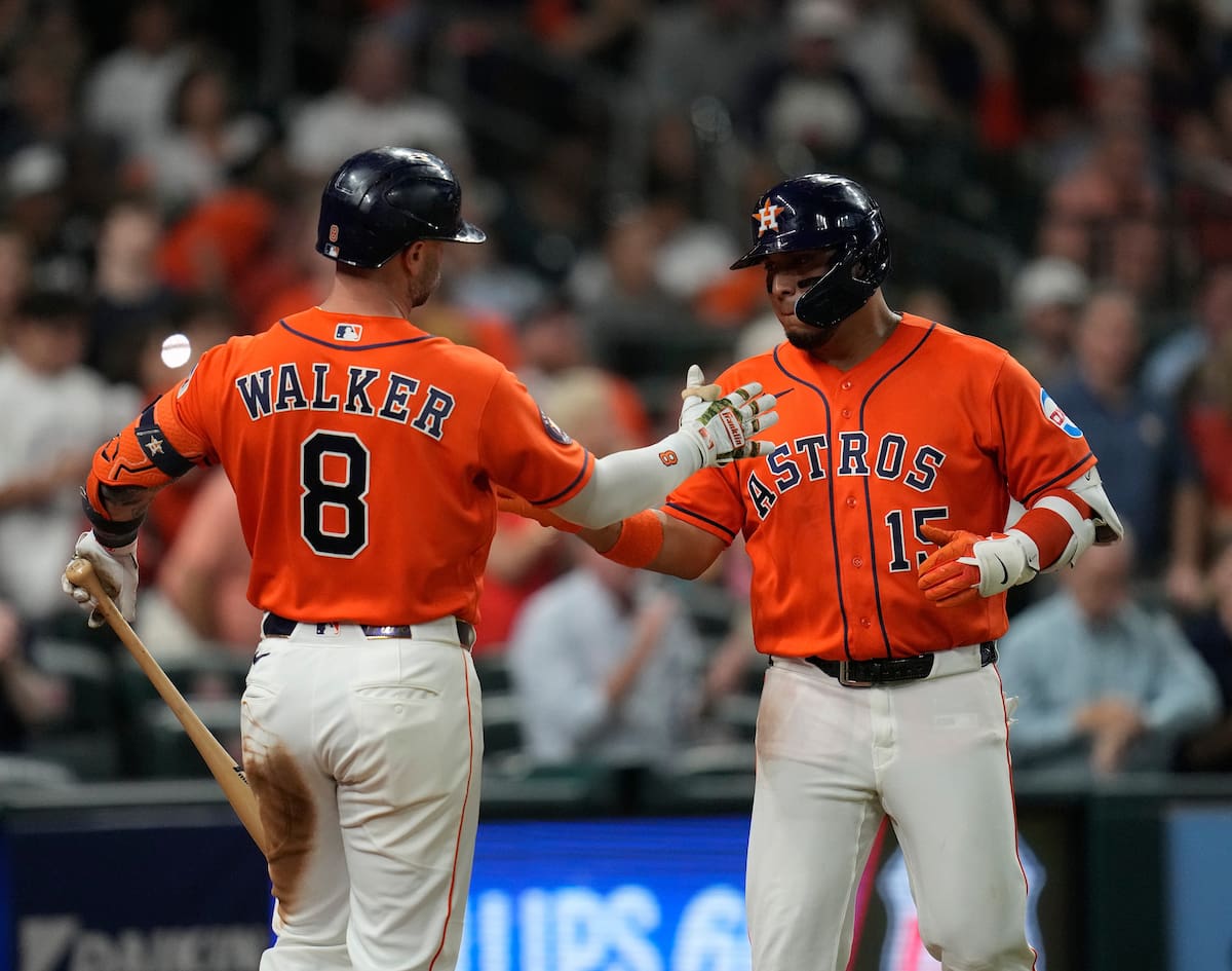 El tercera base de los Astros de Houston, Isaac Paredes (15), celebra su jonrón junto a Christian Walker (8) durante la tercera entrada de un juego de beisbol contra los Rangers de Texas, el viernes 15 de mayo de 2026, en Houston. (Foto AP/Karen Warren)