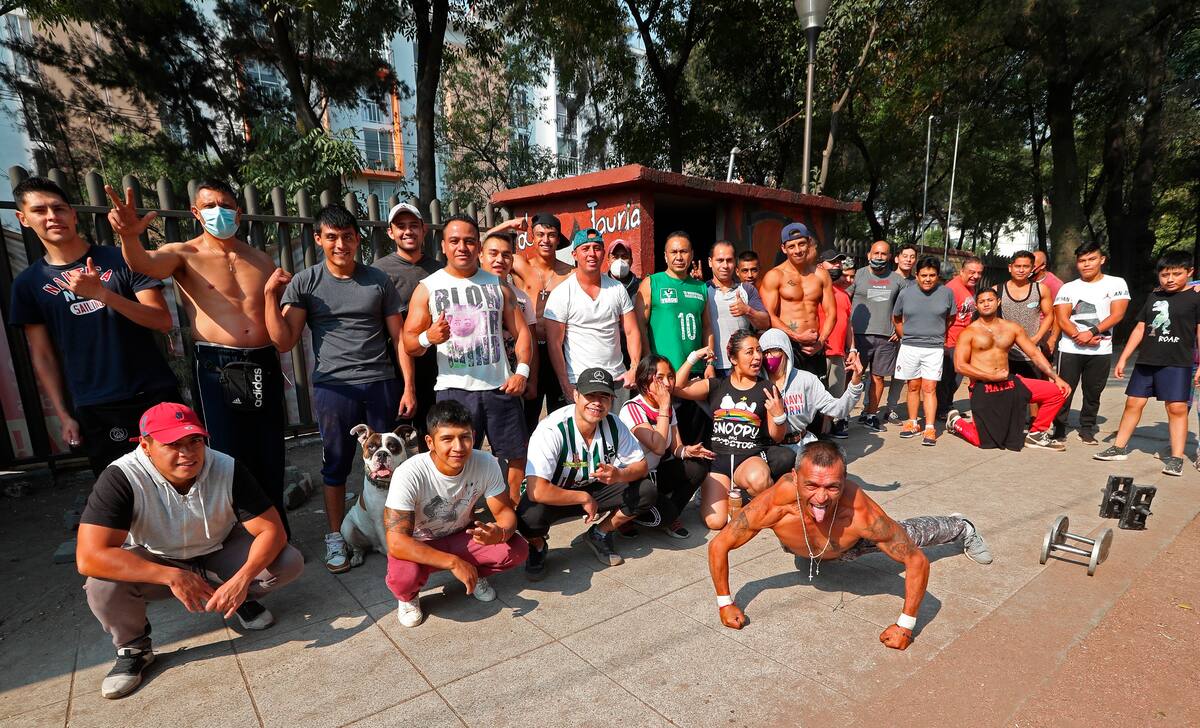 Los integrantes del grupo del Valle de los Mamados posan al final de un entrenamiento en un gimnasio al aire libre el 30 de abril de 2021, en el barrio de Tepito en la Ciudad de México (México). EFE/Mario Guzmán