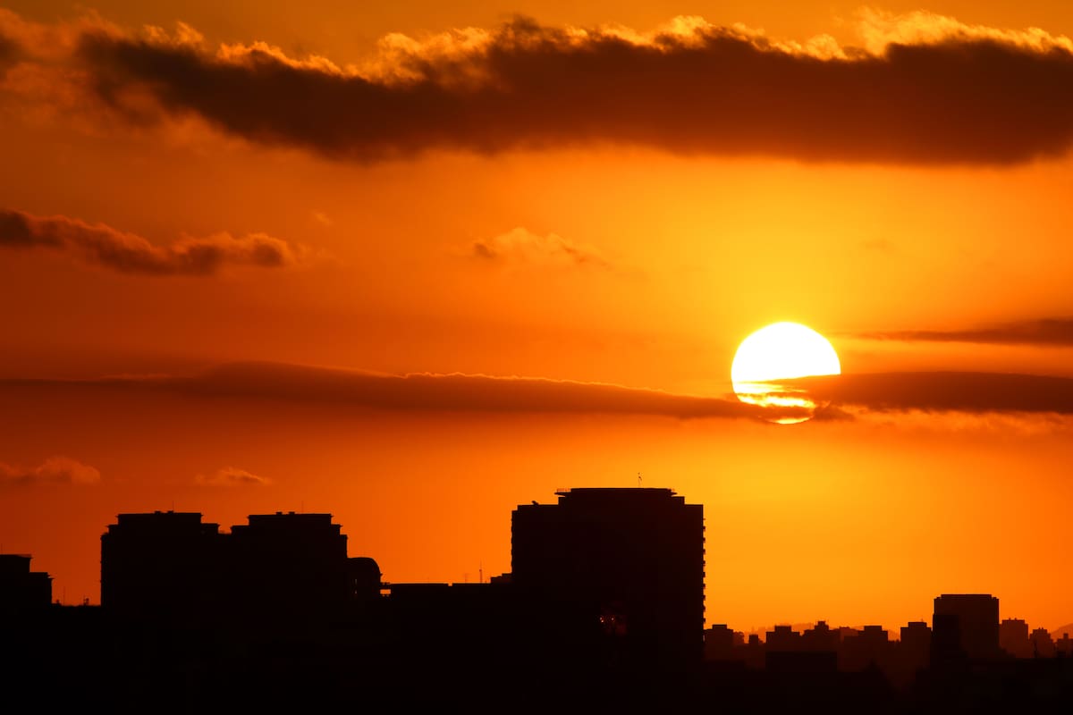 El aire acondicionado puede salvar miles de vidas durante las olas de calor, pero su uso masivo también aumenta el calor en las ciudades y eleva el consumo de energía
