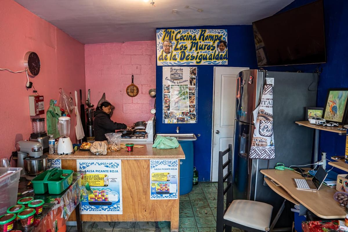 Esther Morales Guzmán, fundadora del proyecto “Comida Calientita”, señaló que la iniciativa atraviesa uno de sus momentos más complicados debido a la gentrificación y a la disminución de donaciones.