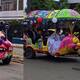“Un gusanito como el de las ferias mecánicas” Recién casados sorprenden al desfilar junto a sus invitados en un creativo vehículo por las calles