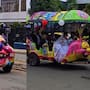 “Un gusanito como el de las ferias mecánicas” Recién casados sorprenden al desfilar junto a sus invitados en un creativo vehículo por las calles