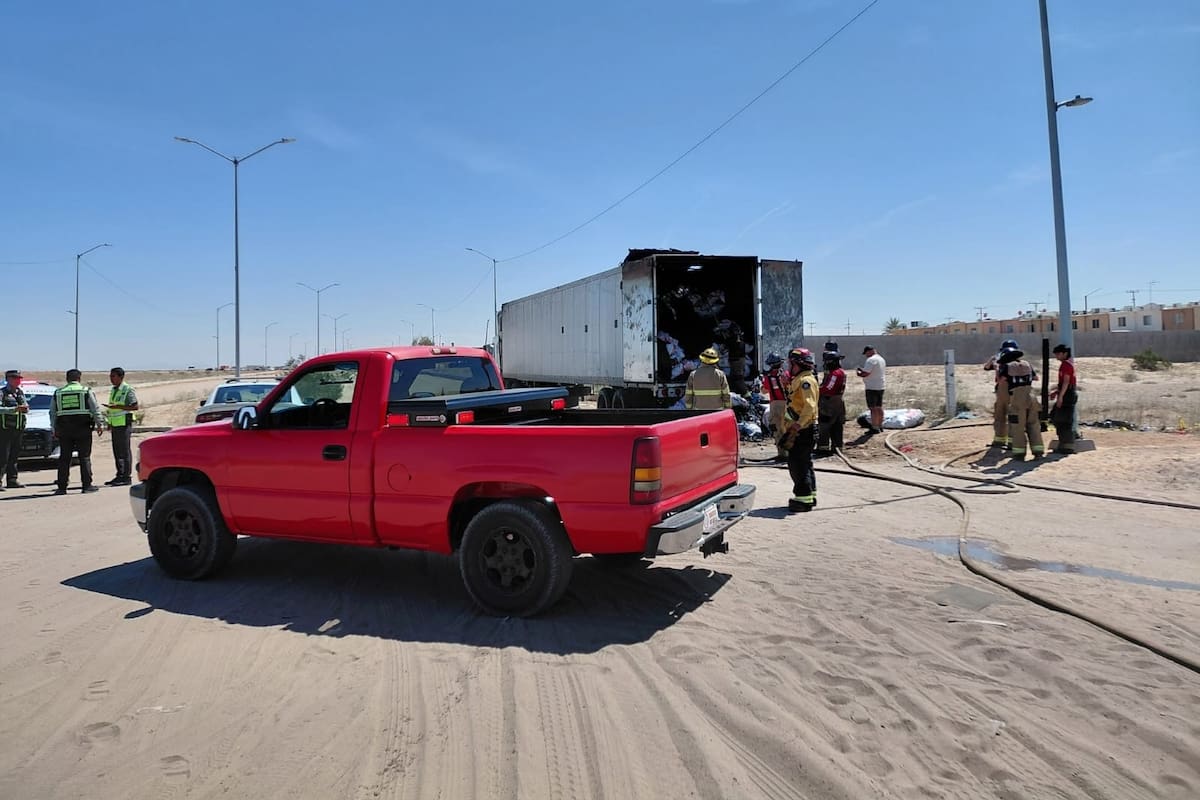Seis horas tardaron en sofocar incendio de tráiler en la carretera a Sonoyta, en SLRC