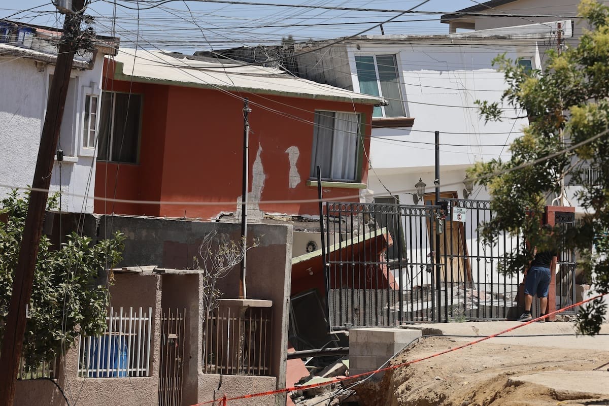 Trabajan en reparación de fugas en Camino Verde