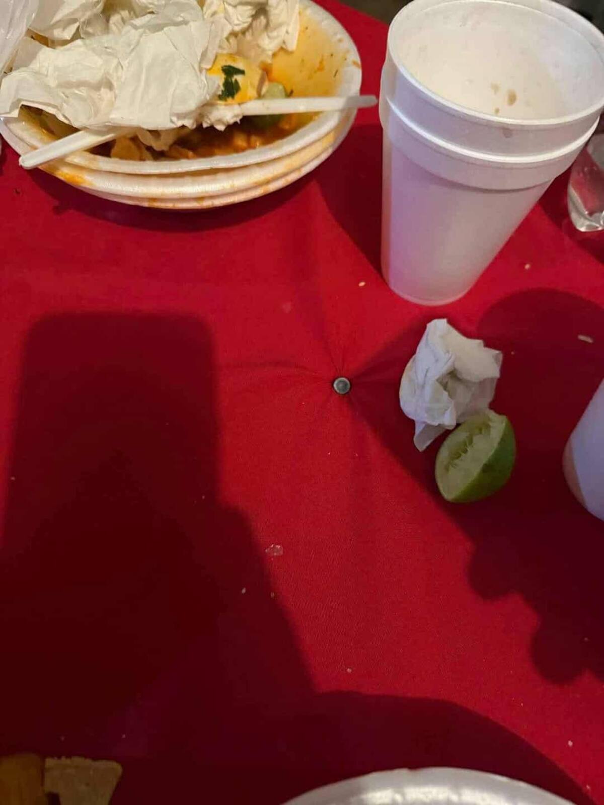 En SLRC una bala perdida cayó justo en una mesa donde una familia se encontraba cenando. | Cortesía