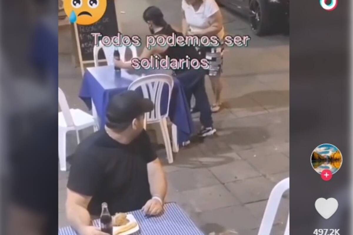 Niña se vuelve viral al entregar su comida a mujer sin hogar
