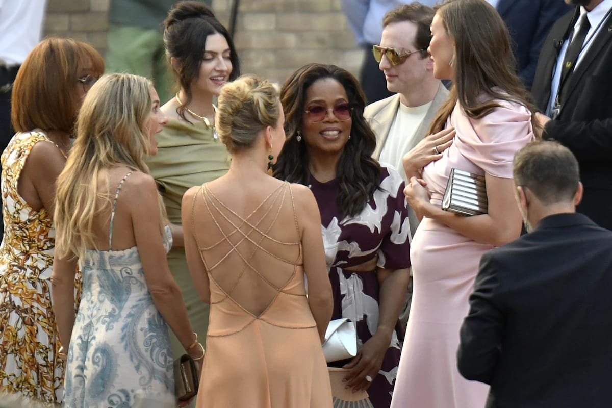 Oprah Winfrey (centro derecha) llega a Venecia, Italia, el jueves 26 de junio de 2025, antes de la boda de Jeff Bezos. (Foto AP/Luigi Costantini)