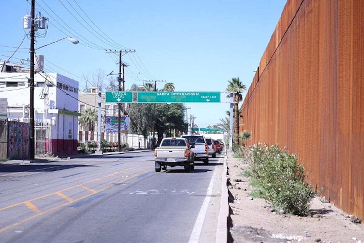 Largas filas esta mañana en las garitas de Calexico