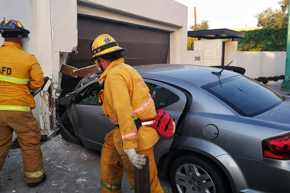 Choca automovilista contra casa en Los Pinos