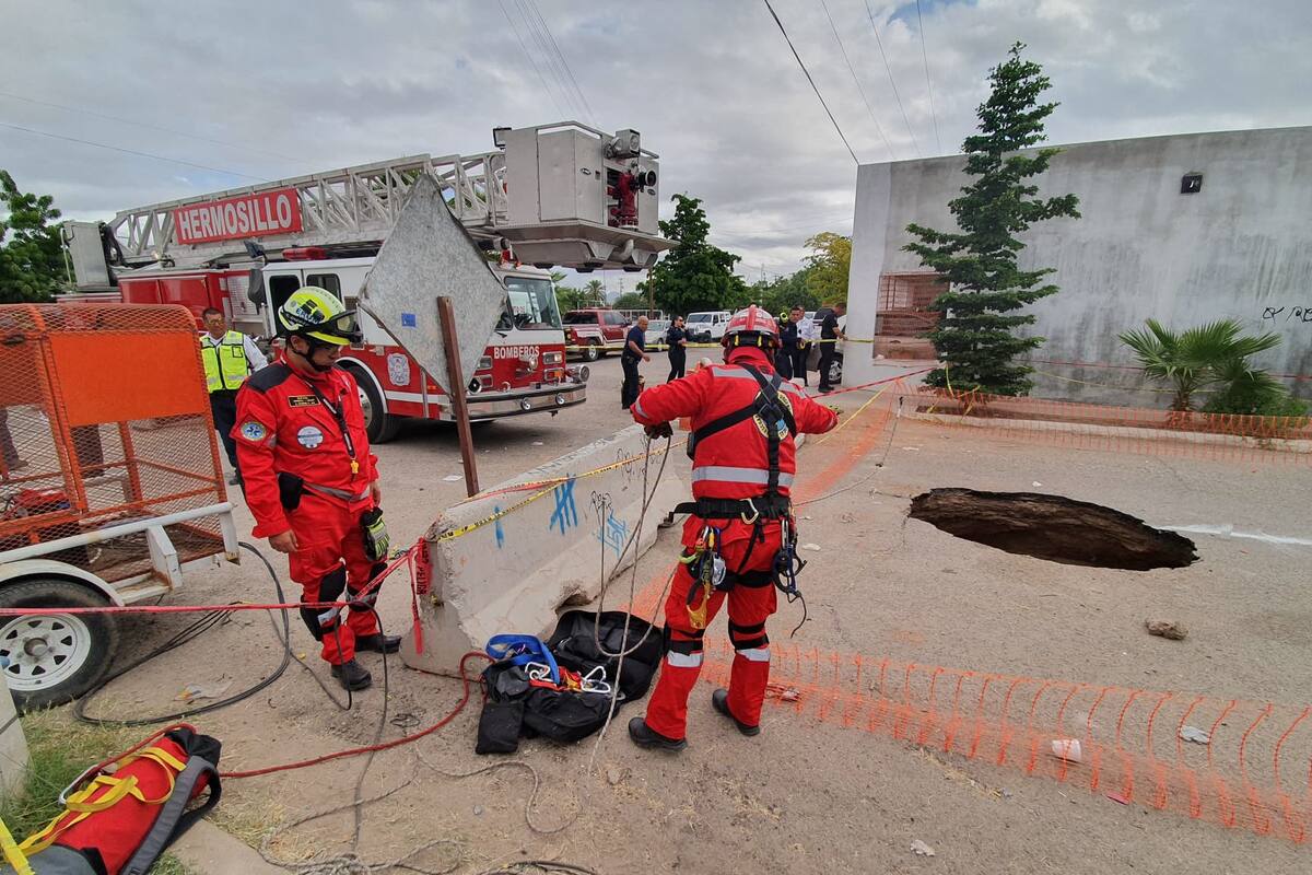 Con cámaras y escuadrón de rescate de CDMX, sigue búsqueda de hombre en socavón