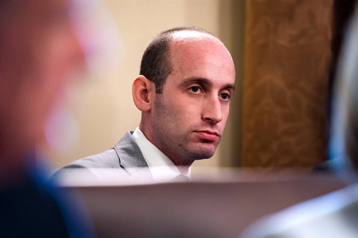 Stephen Miller, asesor de Trump, acusado de enviar mensajes racistas