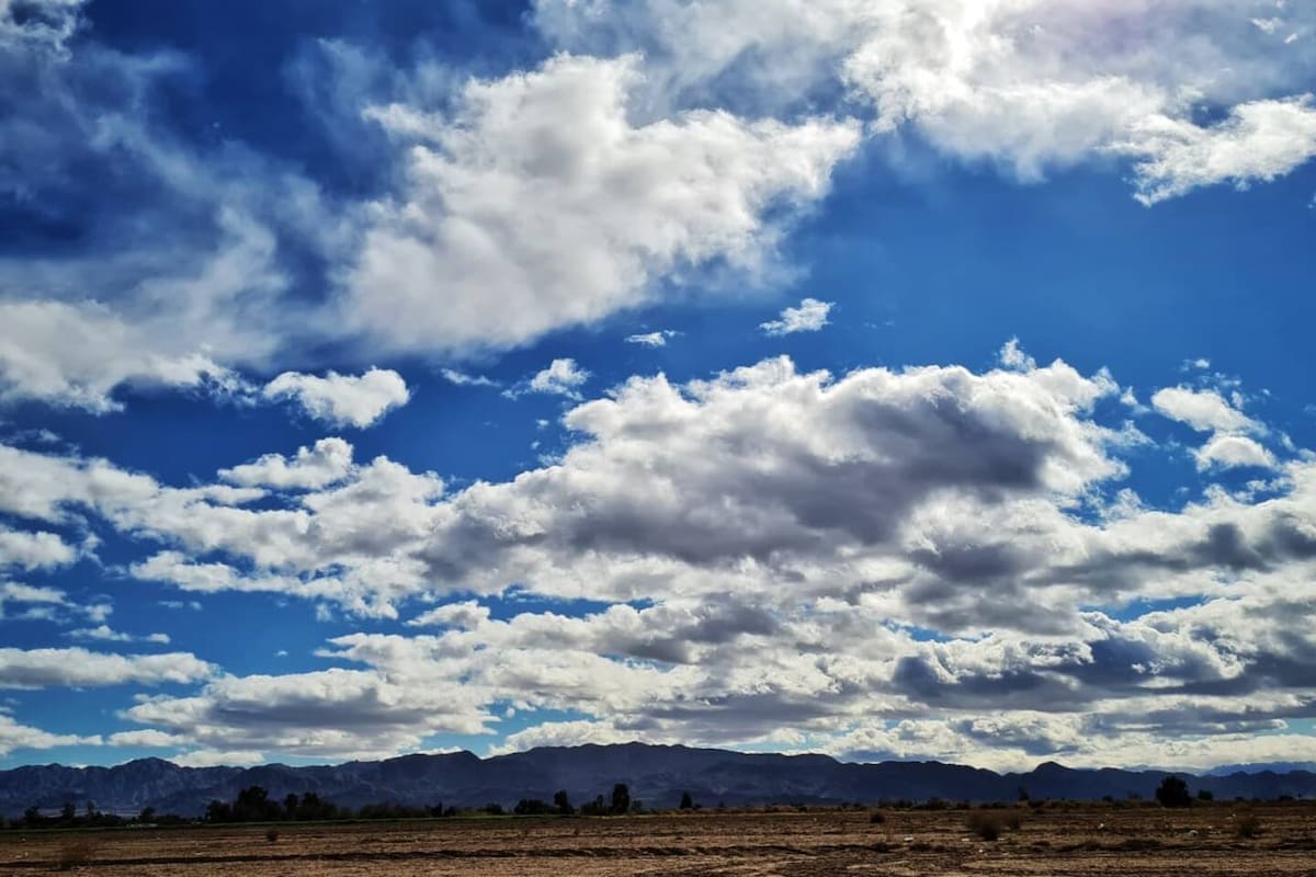 Nochebuena y Navidad con clima cálido y cielo mayormente nublado