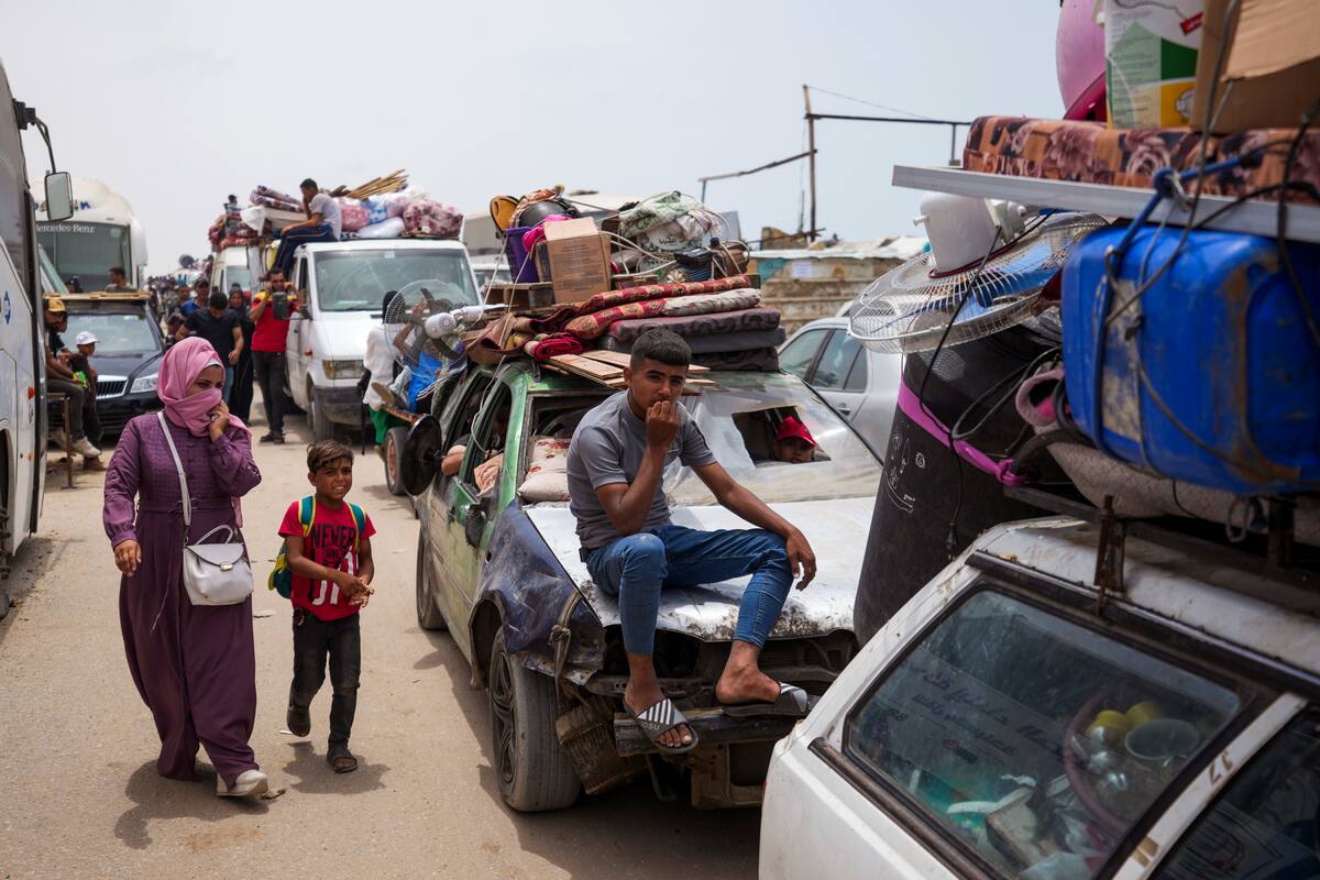 Palestinos huyen de la ciudad de Rafah, en el sur de Gaza, durante una ofensiva israelí por tierra y aire el martes 28 de mayo de 2024. (AP Foto/Abdel Kareem Hana)