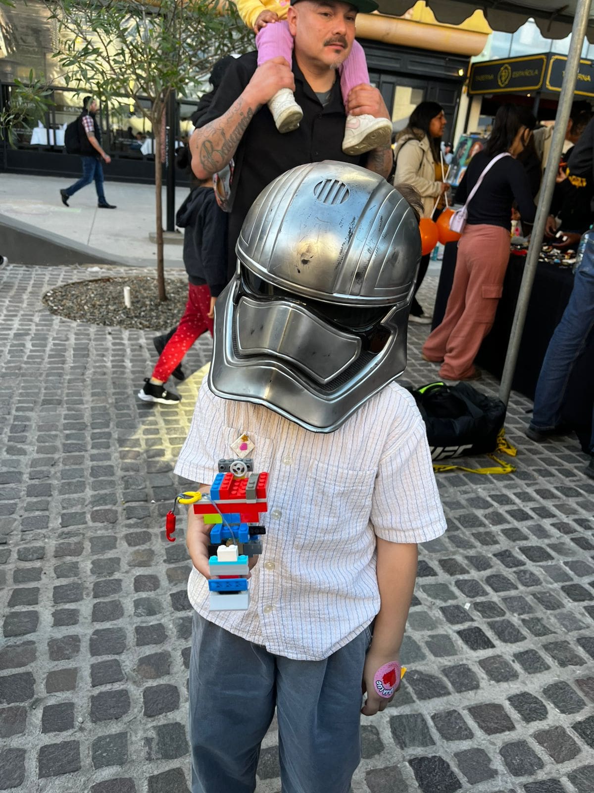 Cientos de personas participaron en el evento organizado por Tom Simpson, presidente de Baja LUG, que además mantiene una exhibición permanente en el Museo del Coleccionista de Tijuana y en marzo cambiará a temática oriental. Foto : Baja Lug