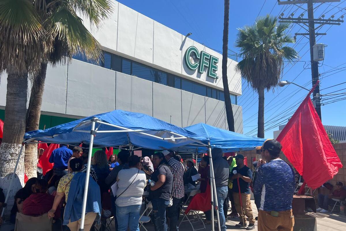 Realizan plantón en CFE para exigir cobros justos y mejor servicio