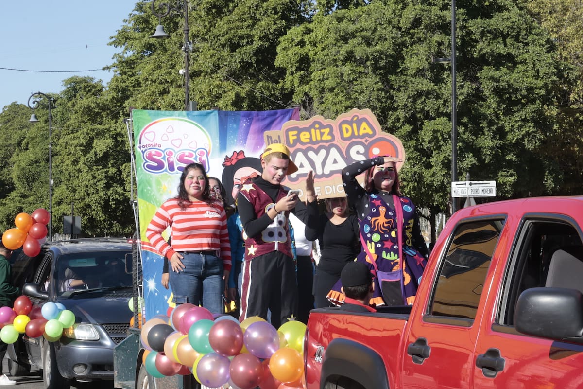 Alrededor de 20 carros alegóricos, adornados con globos y personajes infantiles, participaron en el desfile. FOTO: TEODORO BORBÓN