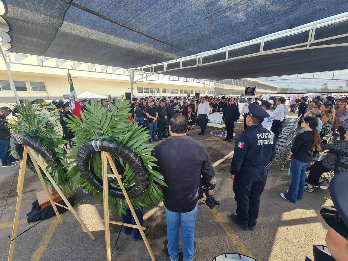 En el evento de despedida del oficial estaba presente el alcalde de Hermosillo, Antonio Astiazarán Gutiérrez y su esposa Paty Ruibal, la familia del oficial y altos mandos de la corporación municipal.