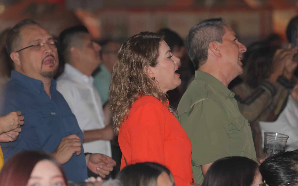 El público presente en la Explanada de las Estrellas corea los éxitos de Soda Stereo.