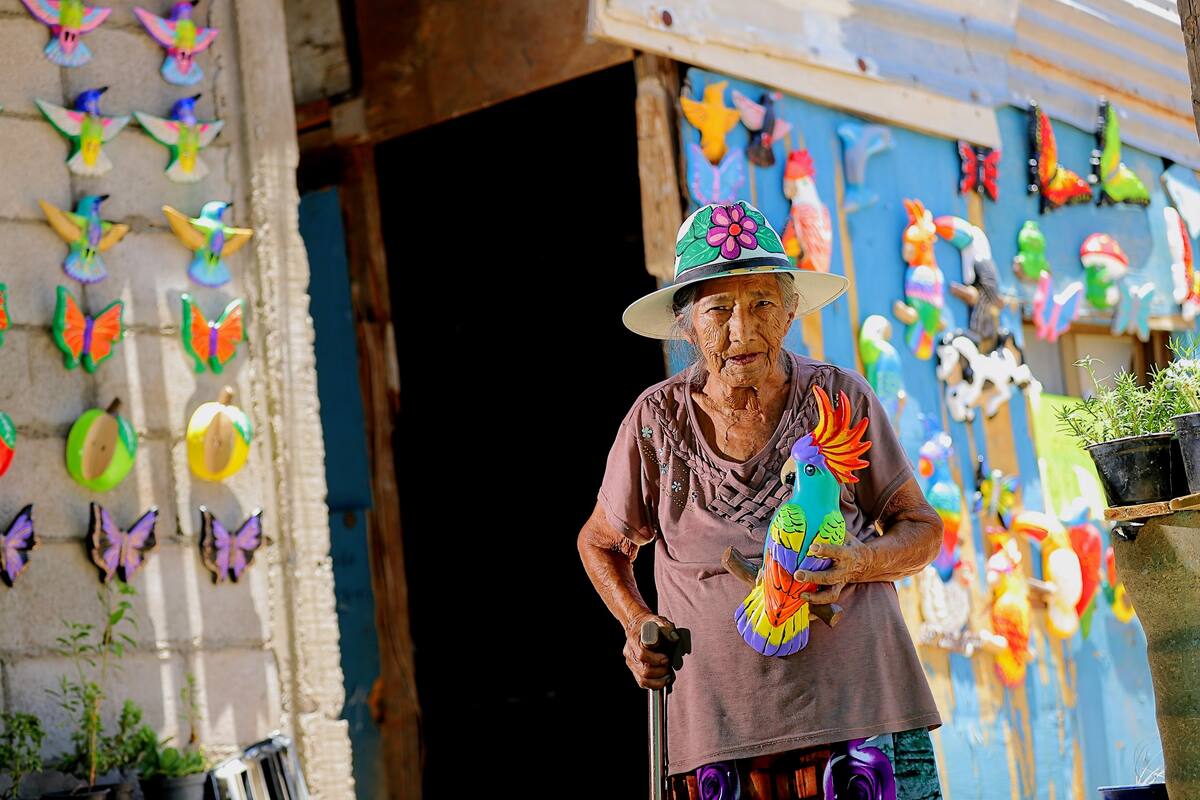 Hermelinda Reyes, de 87 años, puso negocio de figuras de yeso con dinero que recibe de la pensión universal