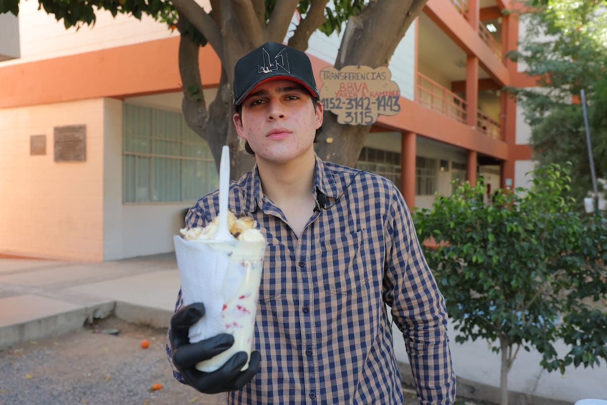 Joven estudiante emprende negocio de fresas con crema y satisface antojo de universitarios