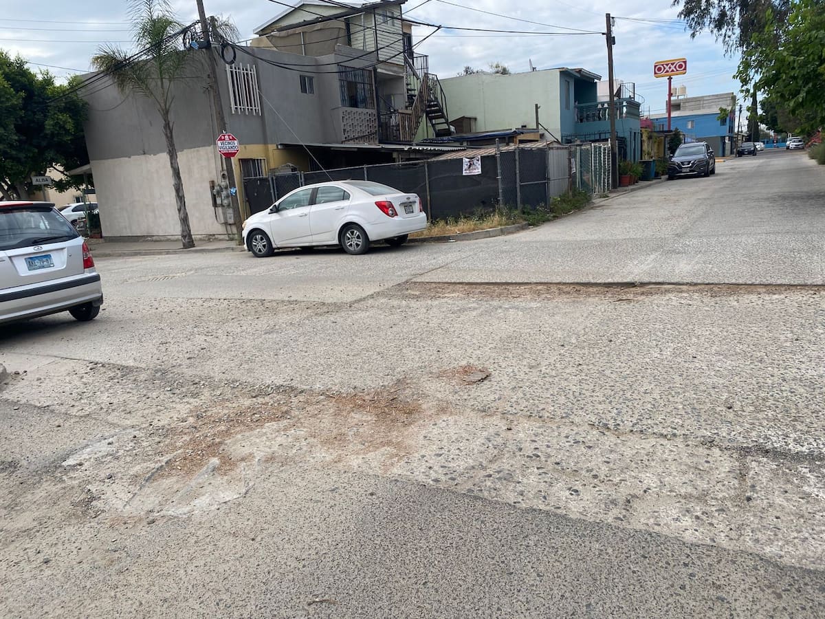 Las afectaciones sobre la avenida De Las Plazas no se limitan a caer en baches, sino también al transitar por topes y “vados”, refieren. Foto: Emmanuel Castañeda