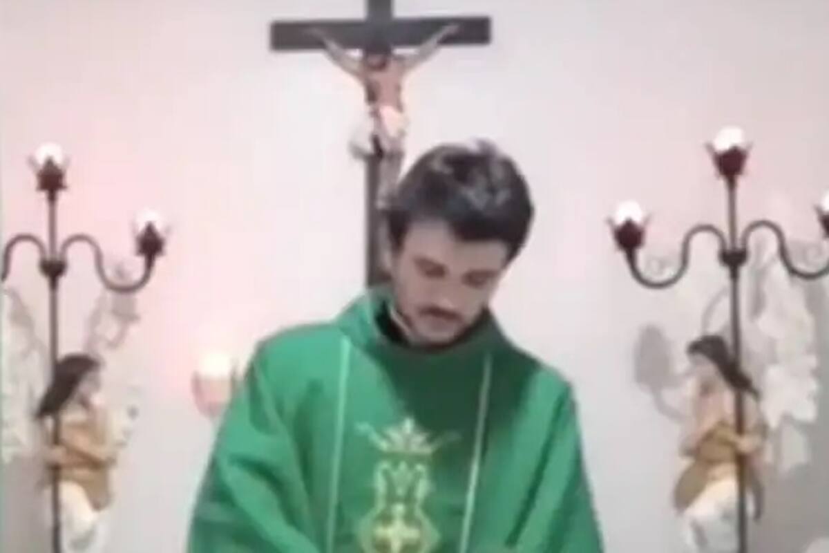 Le da un ataque de risa a sacerdote durante una misa virtual y se vuelve viral