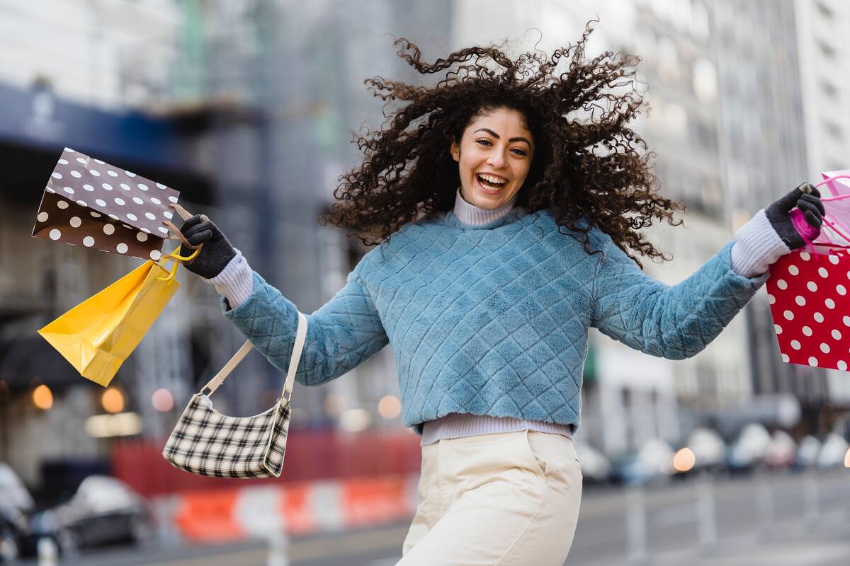 Cómo gastar tu dinero para ser feliz en 2025: Claves según la ciencia