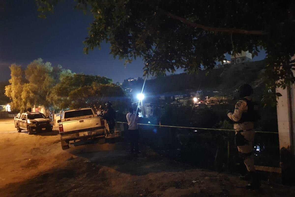 Encuentran esposados y lesionados con disparos a un hombre y una mujer