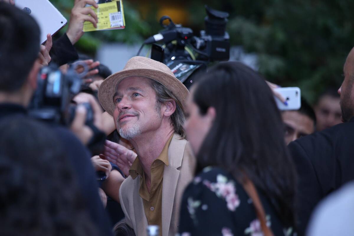 Enloquece Brad Pitt a fans en México