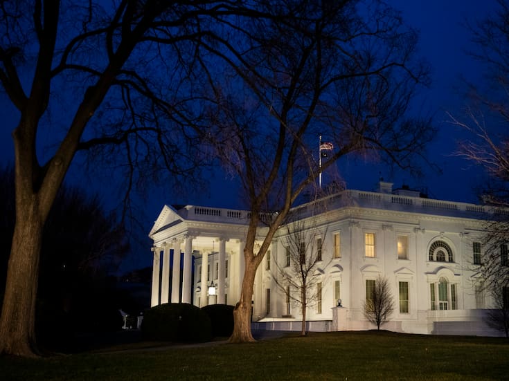 Detienen a conductor tras estrellar camioneta contra barricada de seguridad cerca de la Casa Blanca
