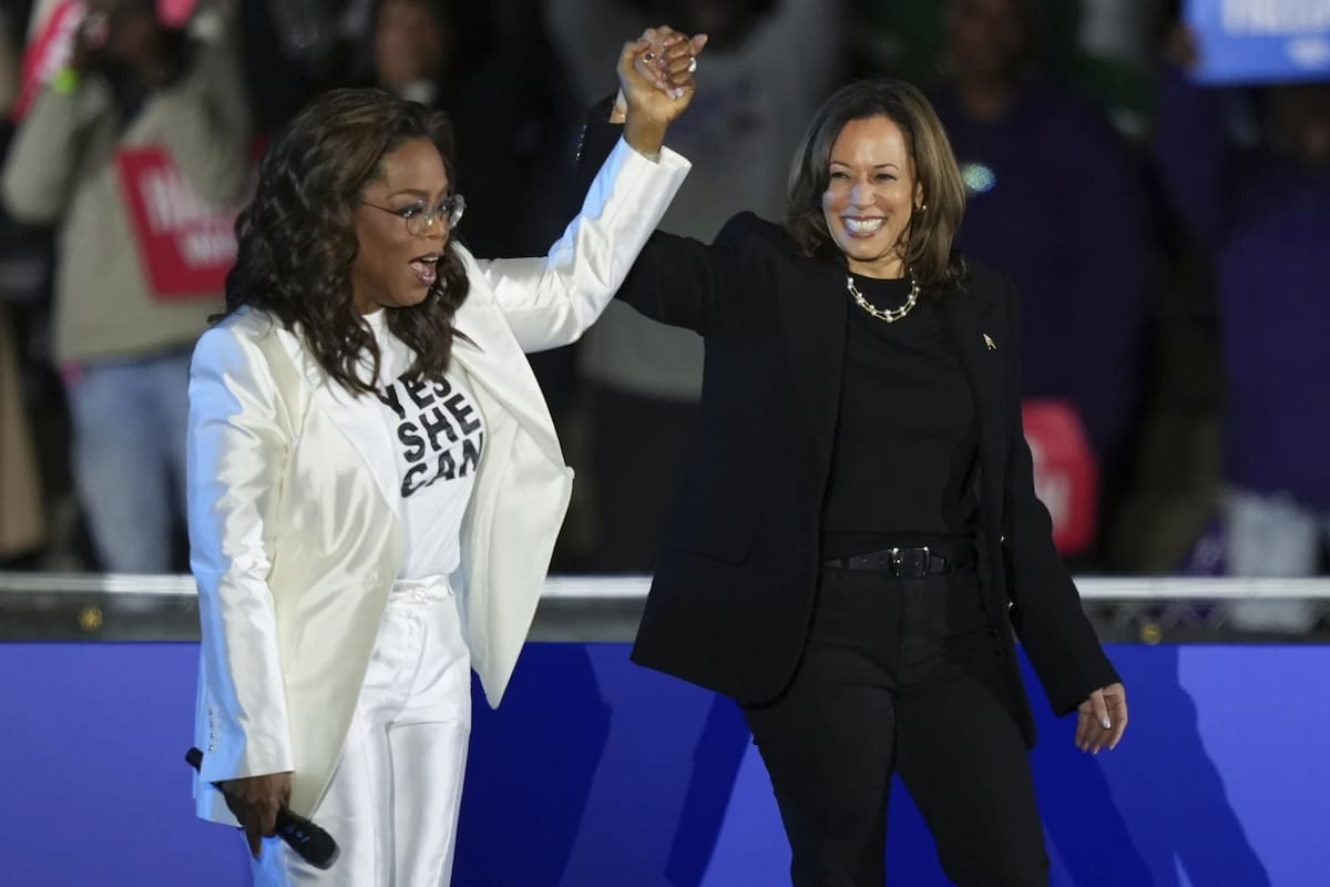 Oprah Winfrey toma de la mano a la candidata presidencial demócrata, la exvicepresidenta Kamala Harris, después de presentarla para dar un discurso durante un mitin de campaña frente al Museo de Arte de Filadelfia, el lunes 4 de noviembre de 2024, en Filadelfia. | Crédito: AP/Matt Slocum