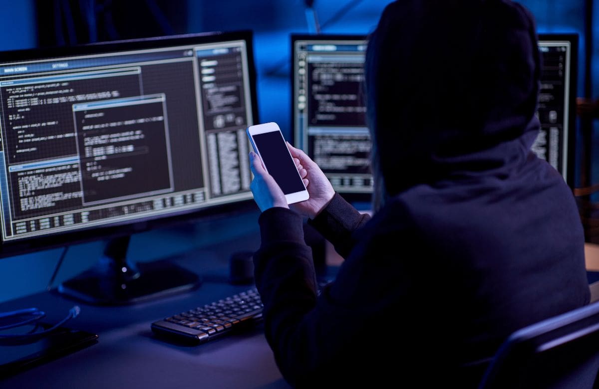 Usuarios podrían exigir indemnización a telefónicas si una reposición de SIM mal verificada permite que otra persona tome control de su número celular. | Foto: Especial.