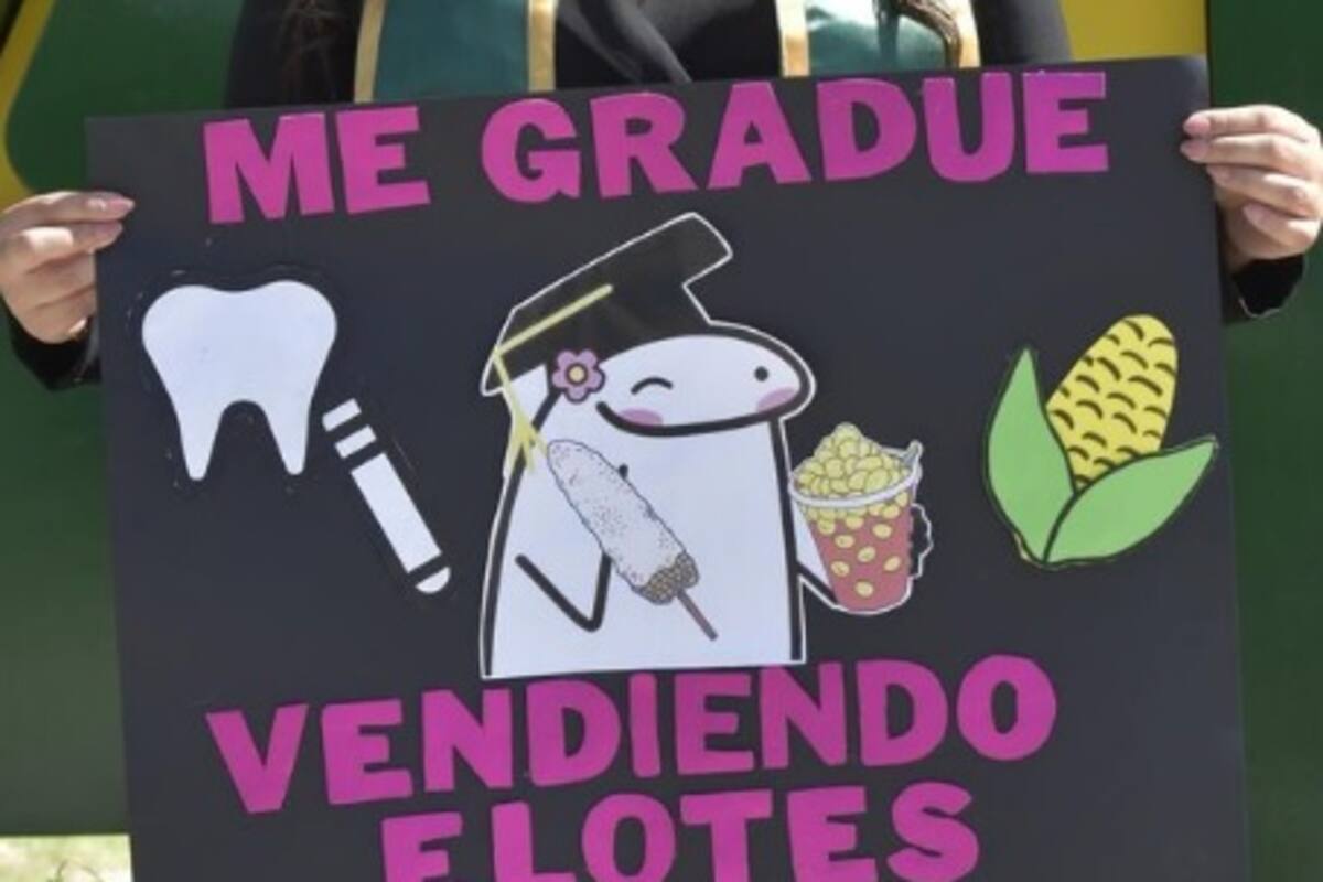 Logra graduarse de Odontología vendiendo elotes