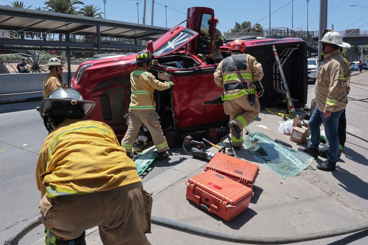 Volcadura en la Vía Rápida Poniente deja un lesionado