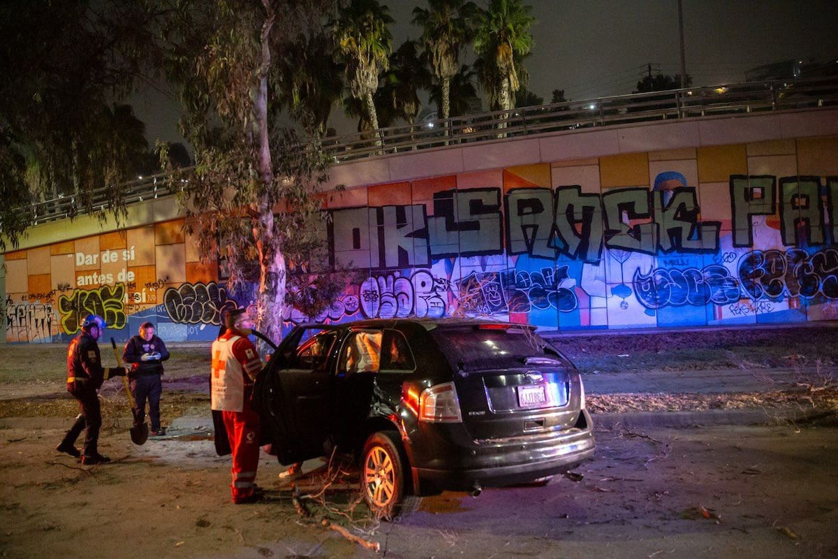 Conductora pierde el control y choca contra árbol cerca del Hospital General en Tijuana