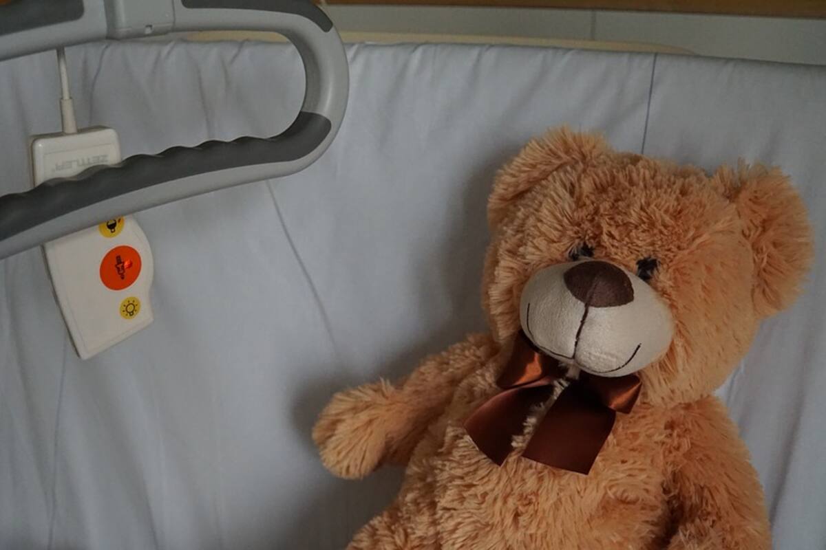 Doctor dio cuatro veces más medicina a niño, se le cae la piel, uñas y pezones