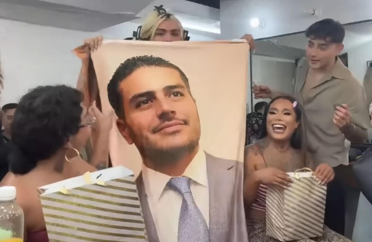 María Sorté envía cobijas con el rostro de Omar García Harfuch a Wendy Guevara, quien respondió llamándola “mi suegra”