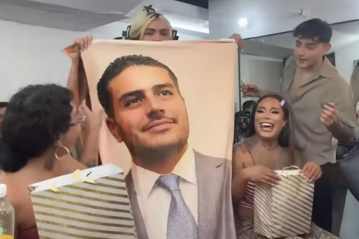 María Sorté envía cobijas con el rostro de Omar García Harfuch a Wendy Guevara, quien respondió llamándola “mi suegra”