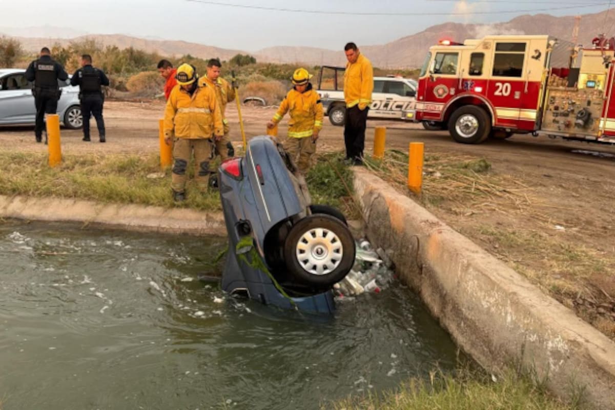 Encuentran carro abandonado dentro de un canal