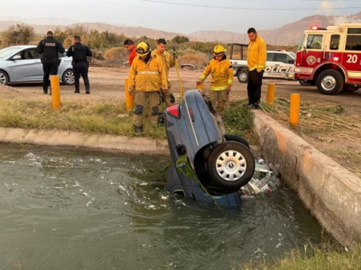 Encuentran carro abandonado dentro de un canal