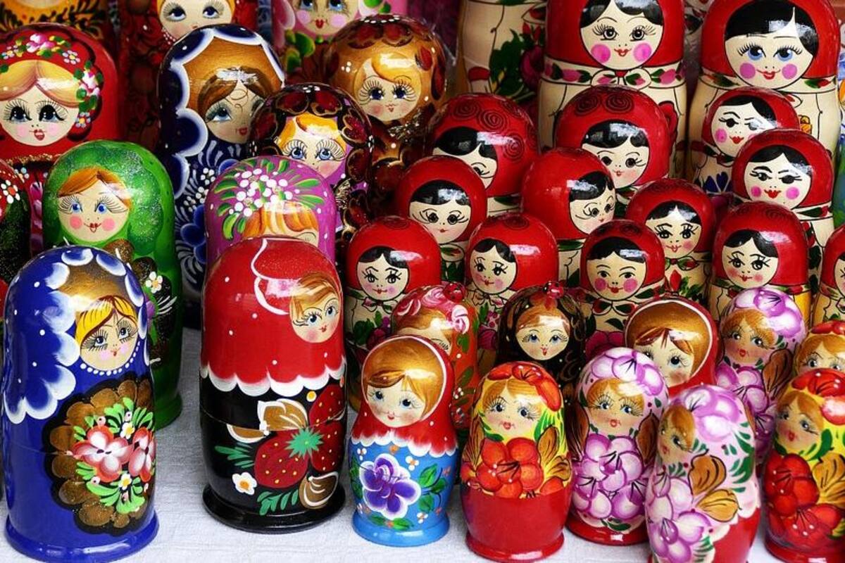 'Juego del Calamar' a lo ruso: una matrioshka 'elimina' a jugadores
