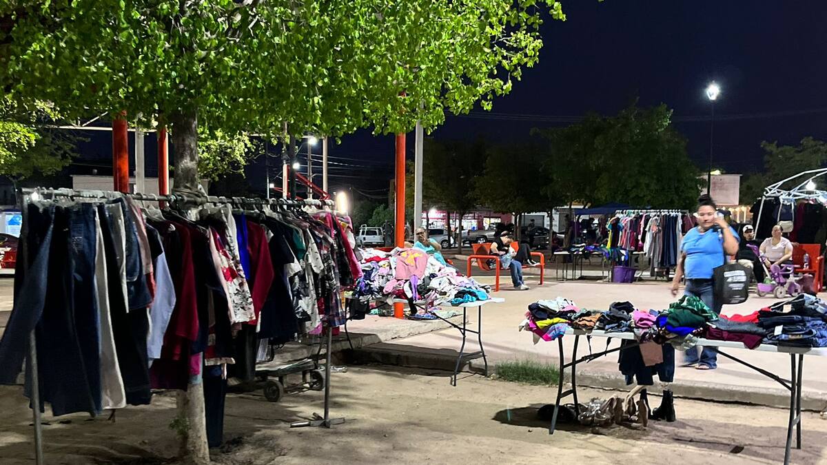 Tiangueros de Hermosillo conservan su ventaja en el mercado gracias a precios accesibles que impulsan la venta de ropa, comida y juguetes “aquí todo es más barato”