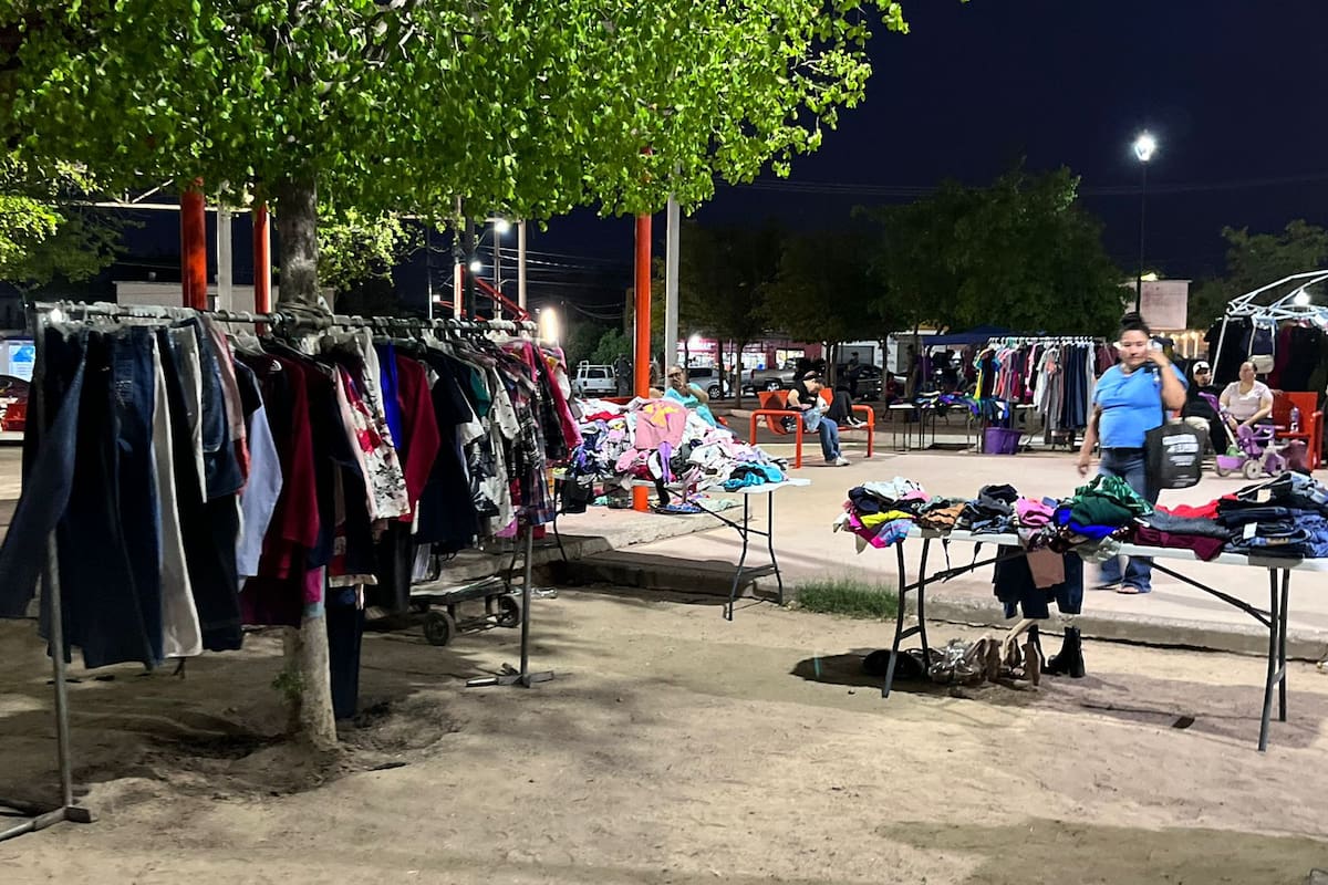 Tiangueros de Hermosillo conservan su ventaja en el mercado gracias a precios accesibles que impulsan la venta de ropa, comida y juguetes “aquí todo es más barato”