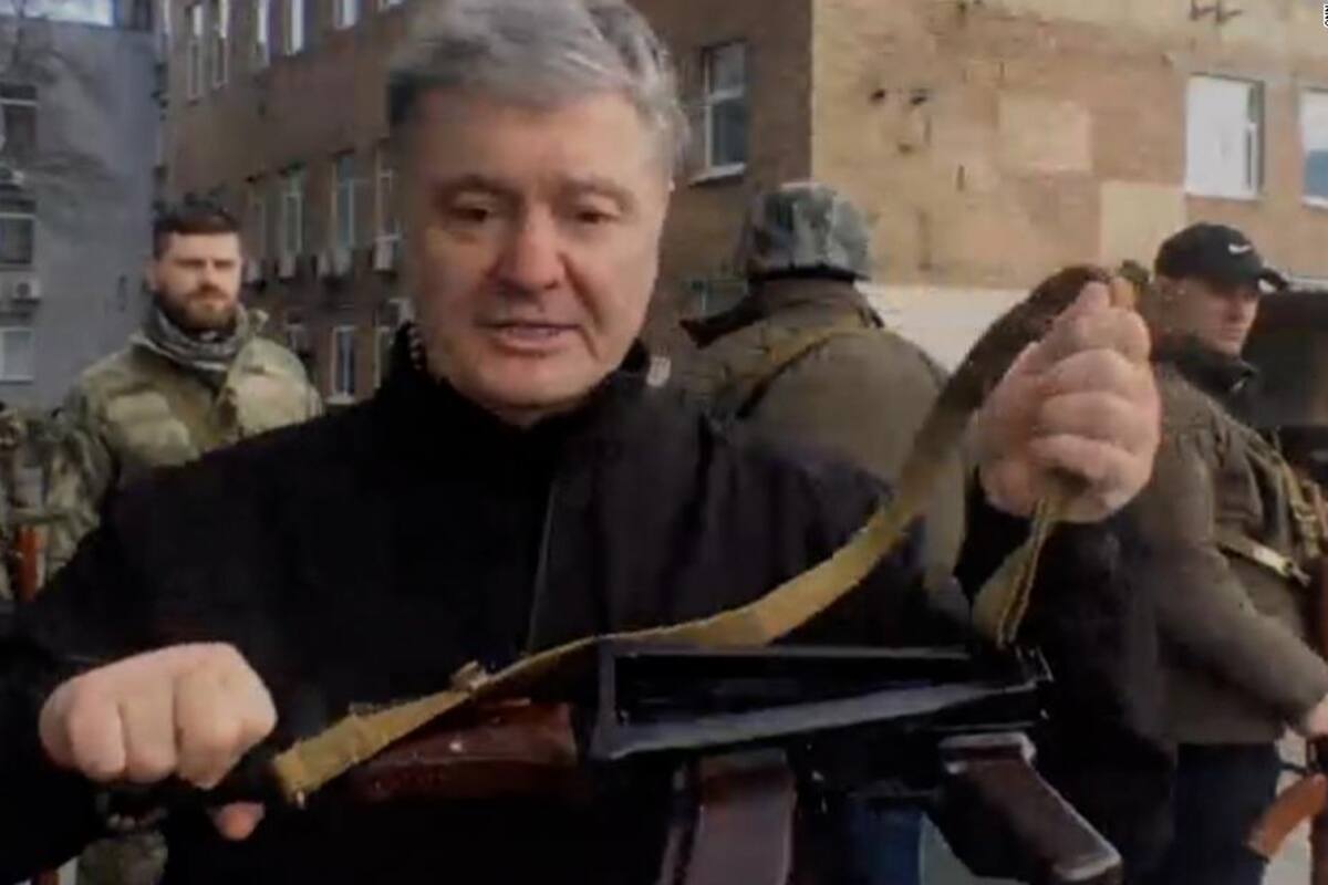 Guerra en Ucrania: Expresidente ucraniano Petro Poroshenko toma rifle y sale a las calles a combatir tropas rusas
