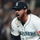 Andrés Muñoz llega a 100 salvamentos en MLB