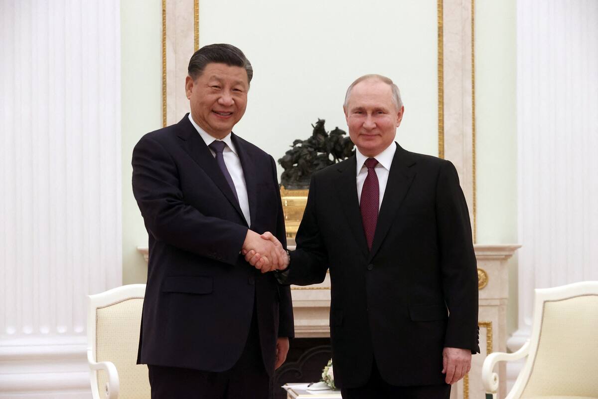 El presidente ruso, Vladímir Putin, estrecha la mano del presidente chino, Xi Jinping, durante una reunión en el Kremlin en Moscú, Rusia, 20 de marzo de 2023. Sputnik/Sergei Karpukhin/Pool vía REUTERS
