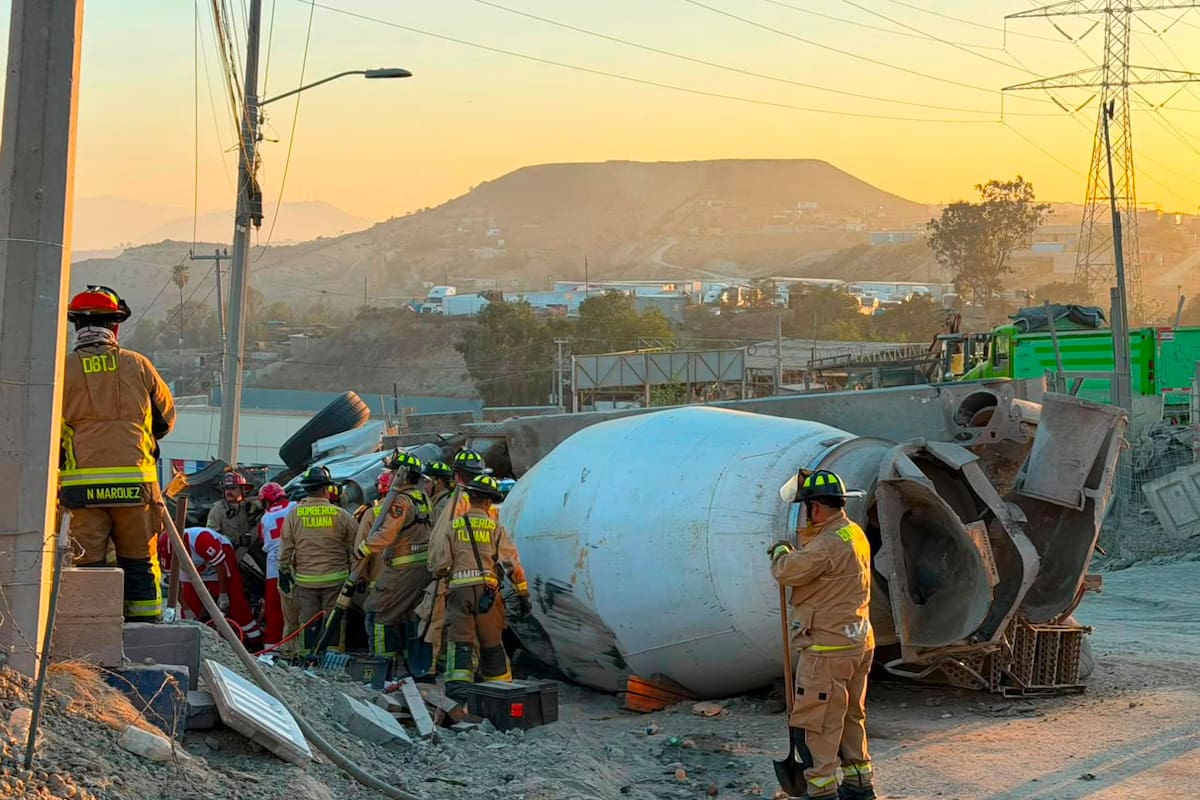 Conductor queda prensado tras volcar revolvedora en Tijuana